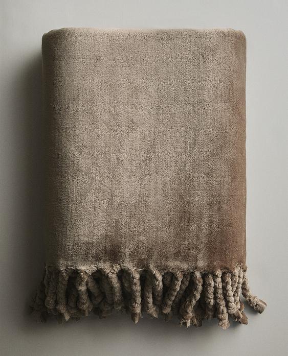 FLEECE THROW WITH FRINGING FLEECE THROW WITH FRINGING