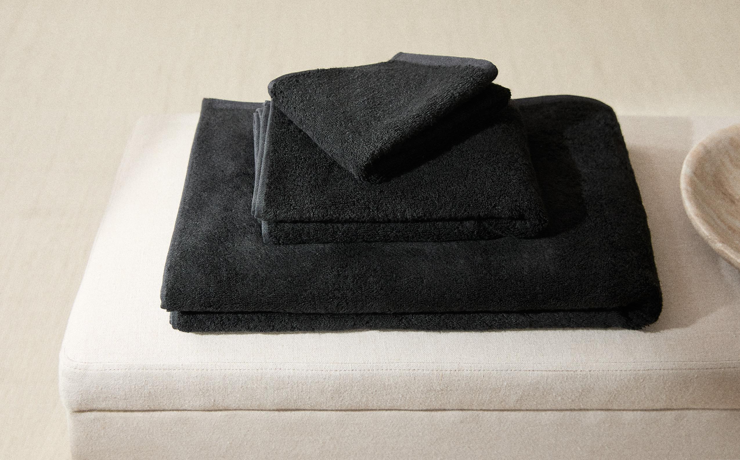 ザラホーム   バスローブと90×150のラインストーン付きバスタオルセット Bathroom towels | Zara Home United States of America | New
