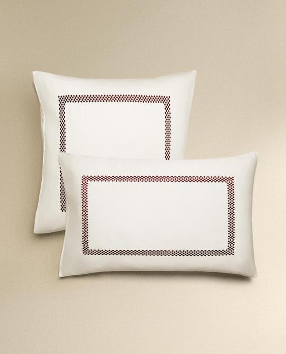 غلاف مخدة ساتان بتطريز هندسي