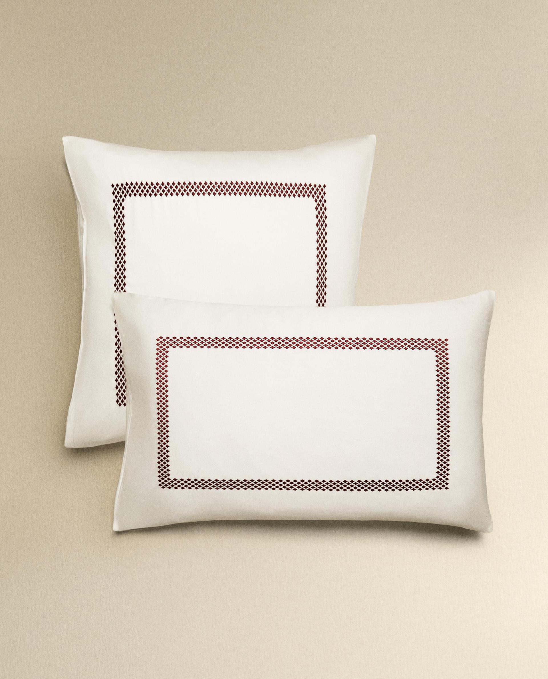 غلاف مخدة ساتان بتطريز هندسي غلاف مخدة ساتان بتطريز هندسي