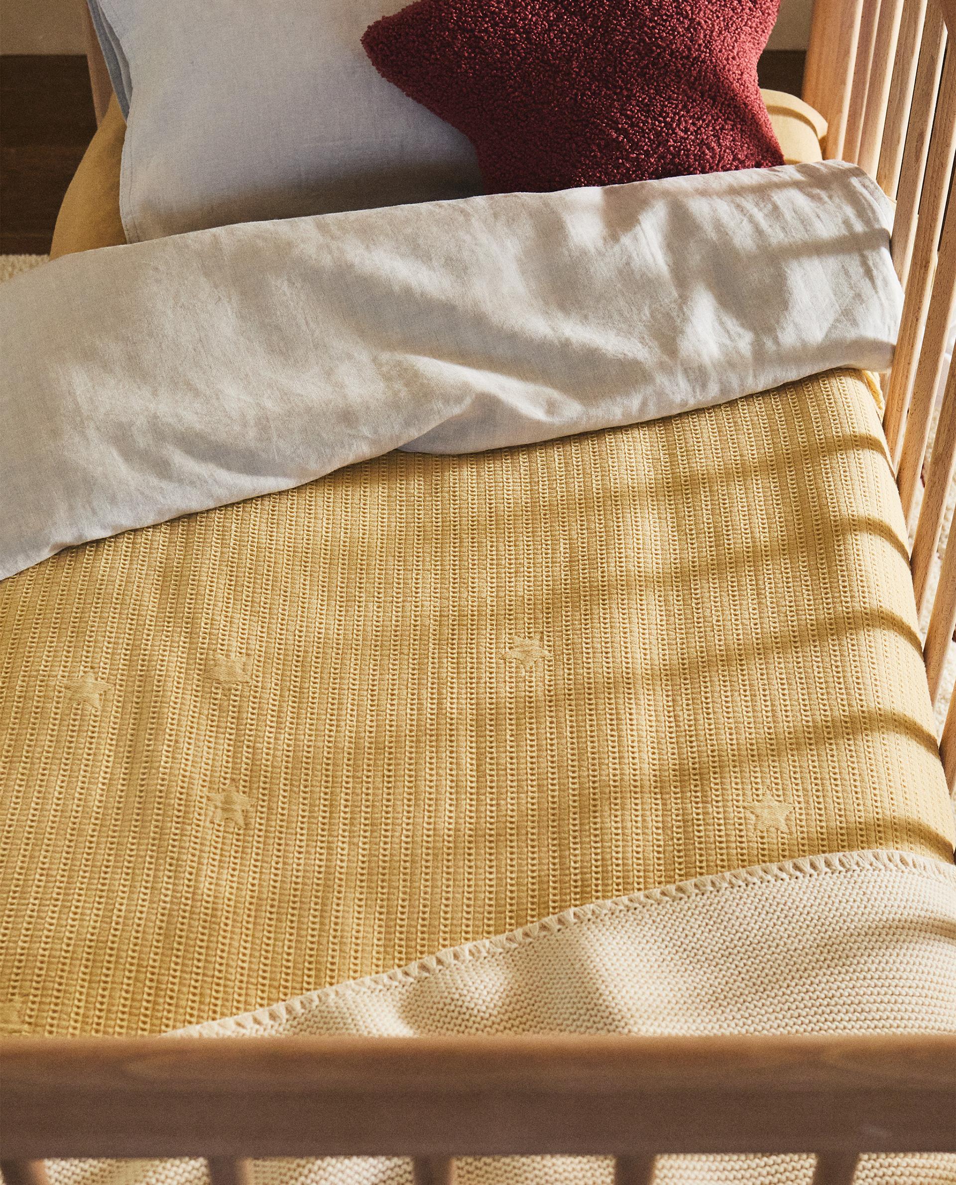 CHILDREN'S WAFFLE-KNIT BEDSPREAD WITH STARS