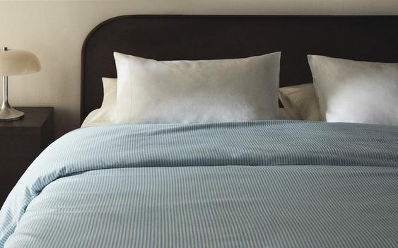 SATÉNOVÁ OBLIEČKA NA PERINU S PRÚŽKAMI S EFEKTOM PRANIA (300 VLÁKIEN)