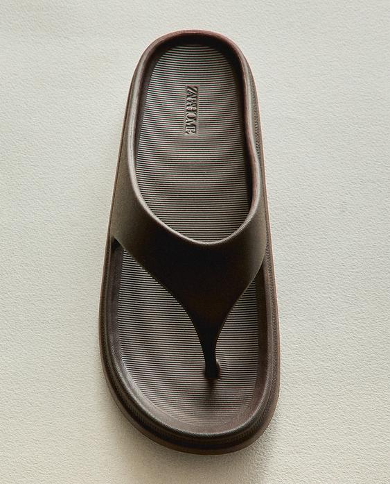 SANDALIA PLANA ENGOMADA SANDALIA PLANA ENGOMADA