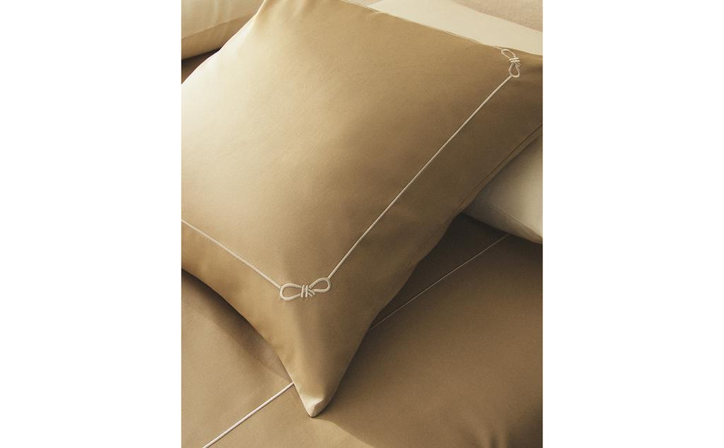 غلاف مخدة ساتان بشريط حافة