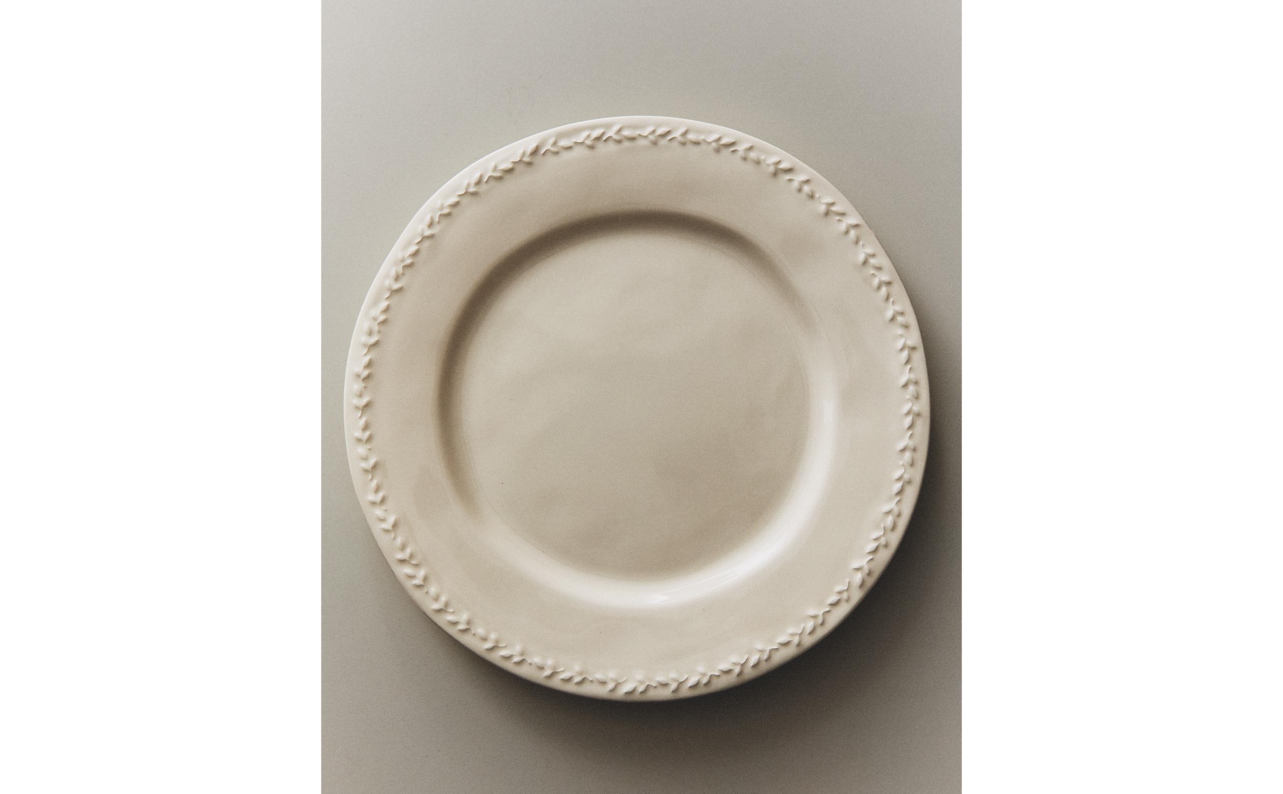 EARTHENWARE DINNER PLATE WITH RAISED-DESIGN EDGE product thumbnail 4