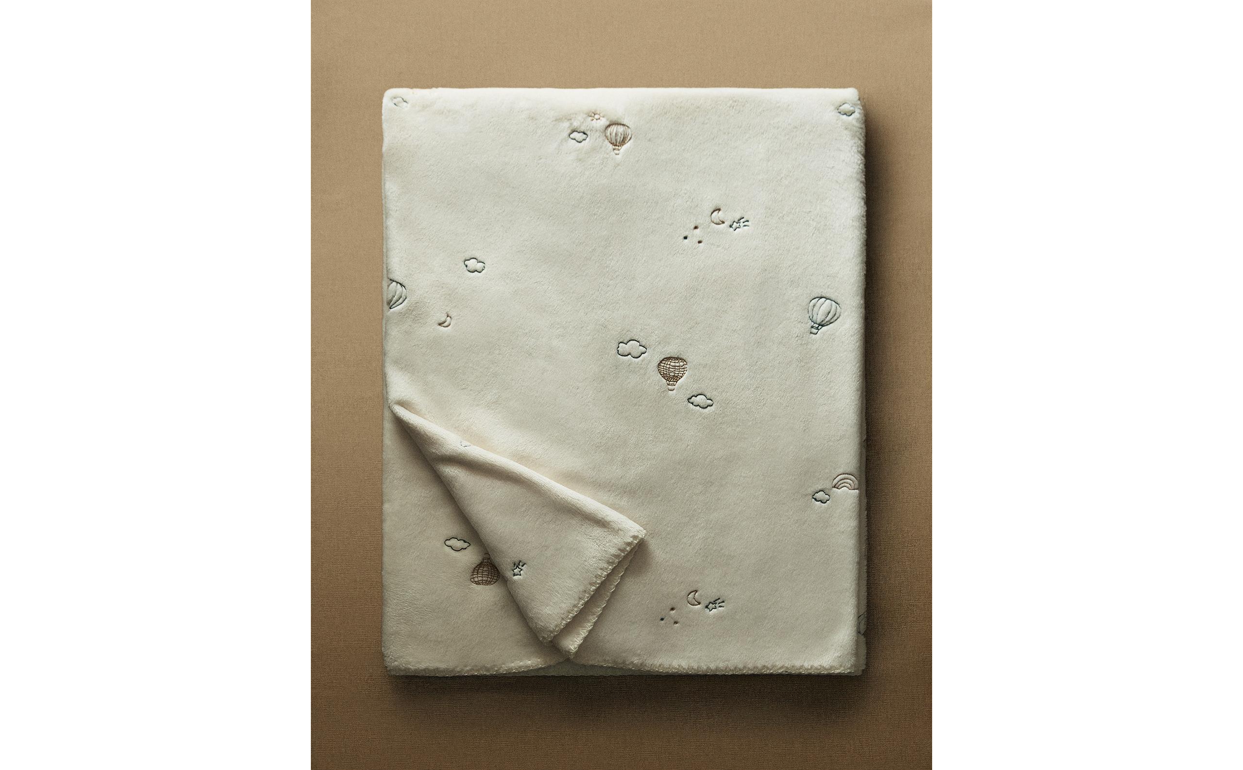 FLEECE BABY BLANKET WITH EMBROIDERED BALLOONS product thumbnail 9