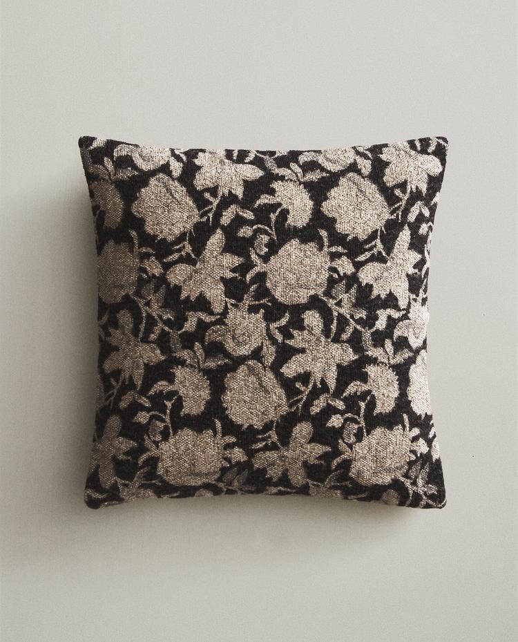 غلاف وسادة بطبعة أزهار