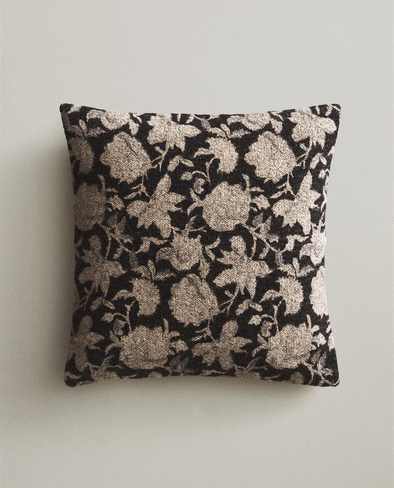 غلاف وسادة بطبعة أزهار غلاف وسادة بطبعة أزهار