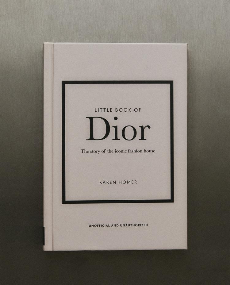 КНИГА „THE LITTLE BOOK OF DIOR“ (АНГЛИЙСКИ ЕЗИК)