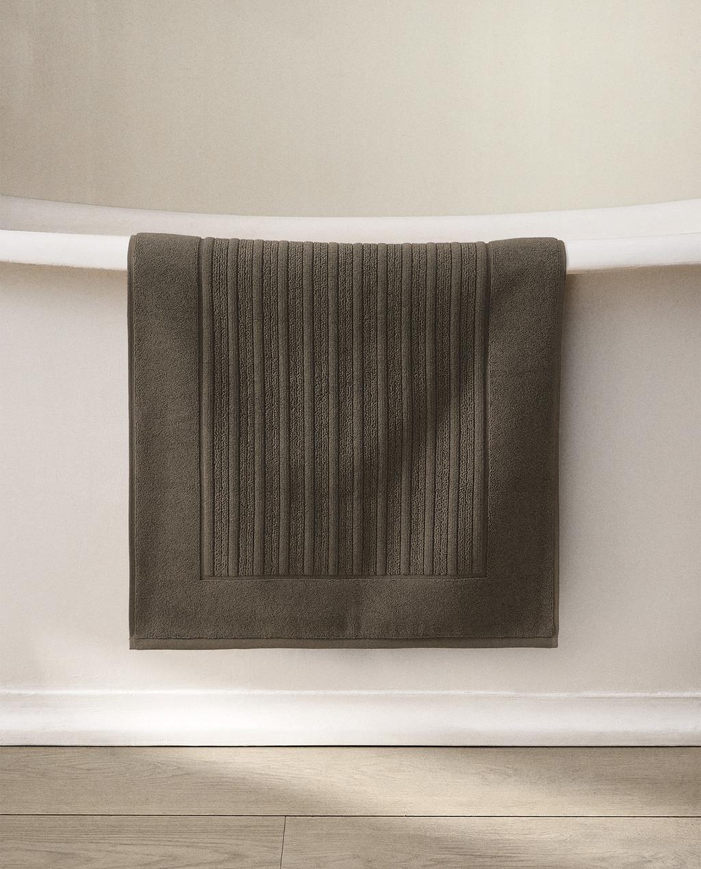 VELOUR BATH MAT WITH STRIPED TEXTURE