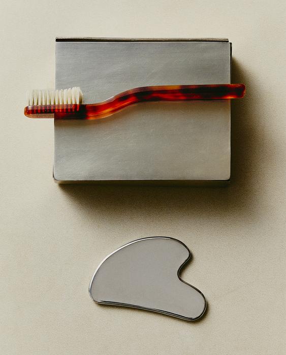 GUA SHA GESICHTSMASSAGEGERÄT AUS EDELSTAHL