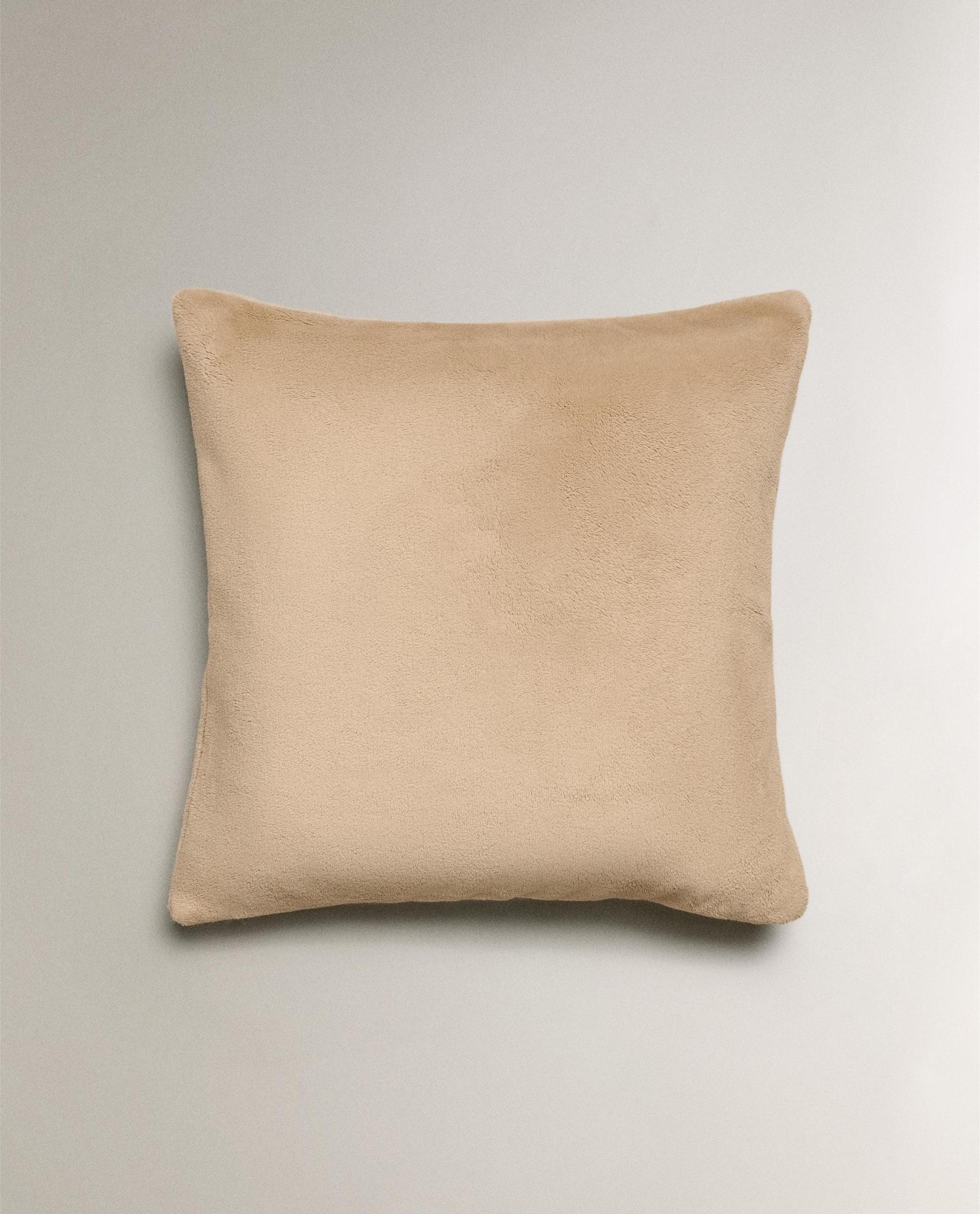 غلاف وسادة من الفرو الاصطناعي غلاف وسادة من الفرو الاصطناعي