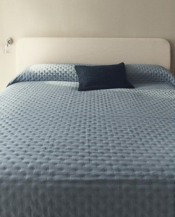 QUILTED BEDSPREAD WITH DOTS