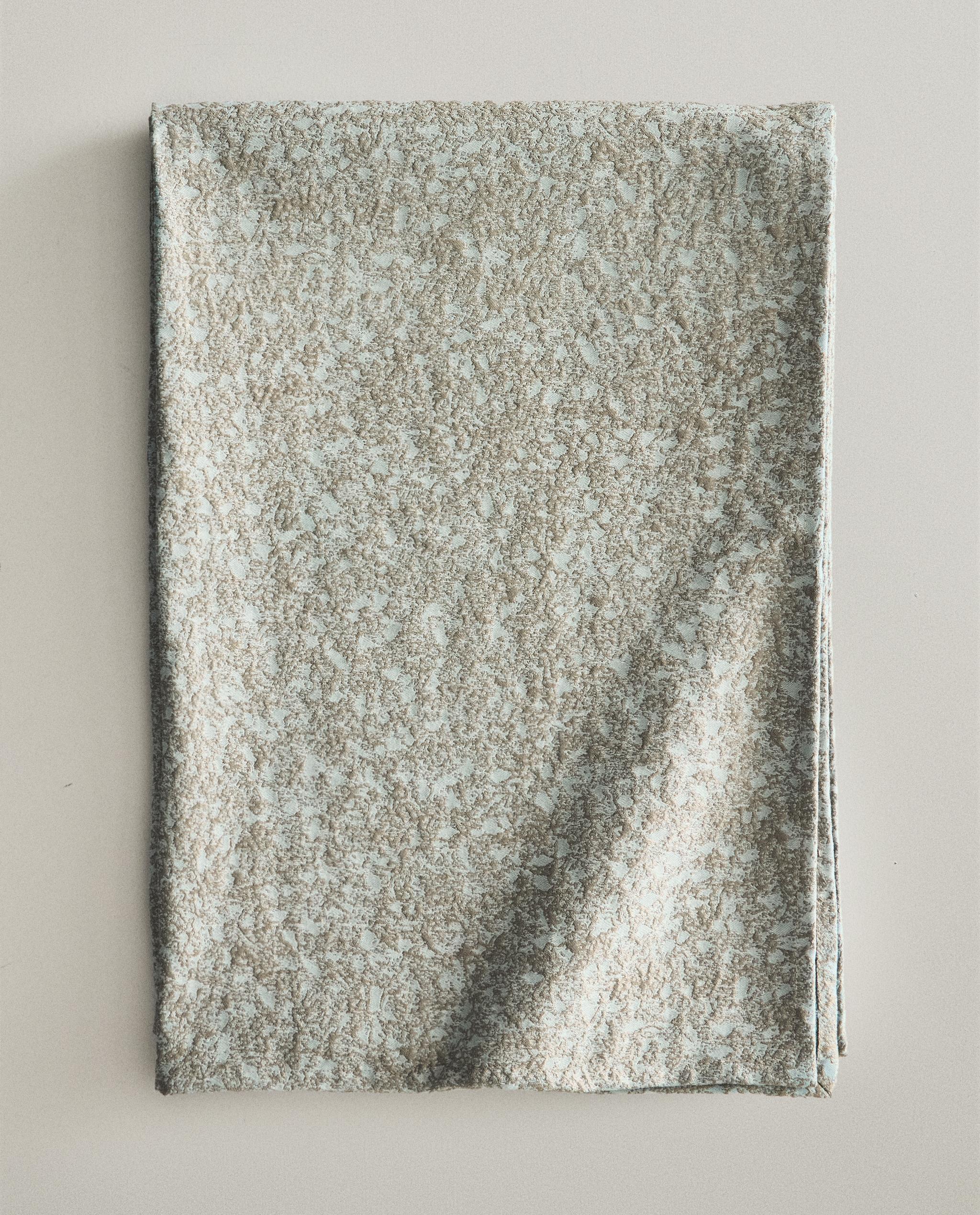 FLORAL JACQUARD BLANKET