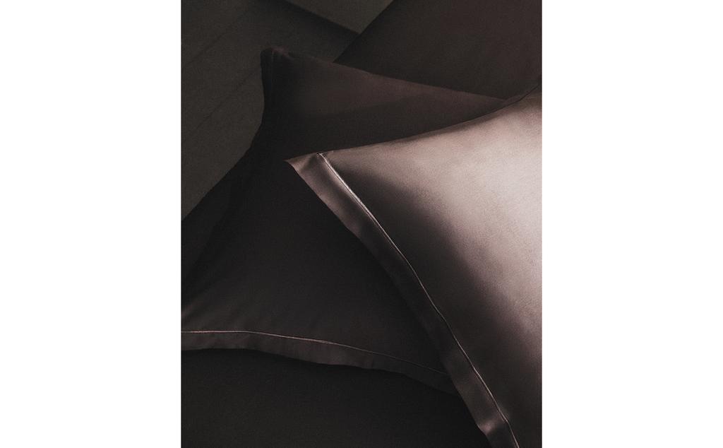 SATEEN PILLOWCASE WITH TRIM (300 THREAD COUNT) SATEEN PILLOWCASE WITH TRIM (300 THREAD COUNT)