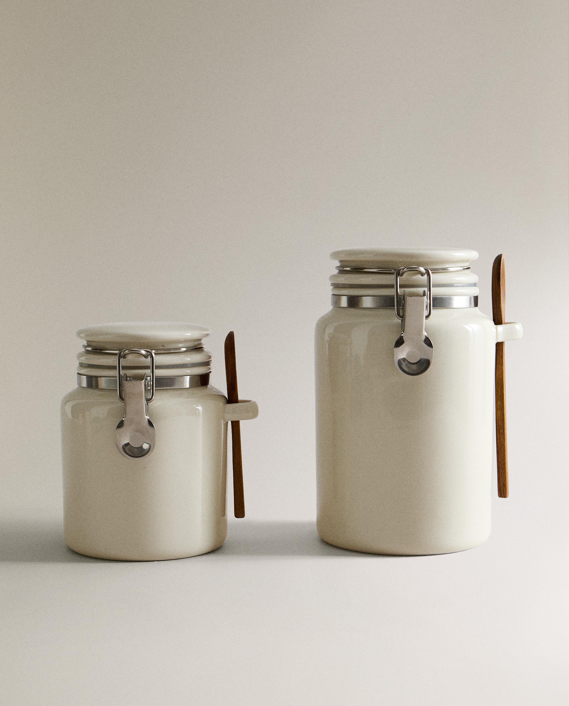 إناء خزف بملعقة إناء خزف بملعقة