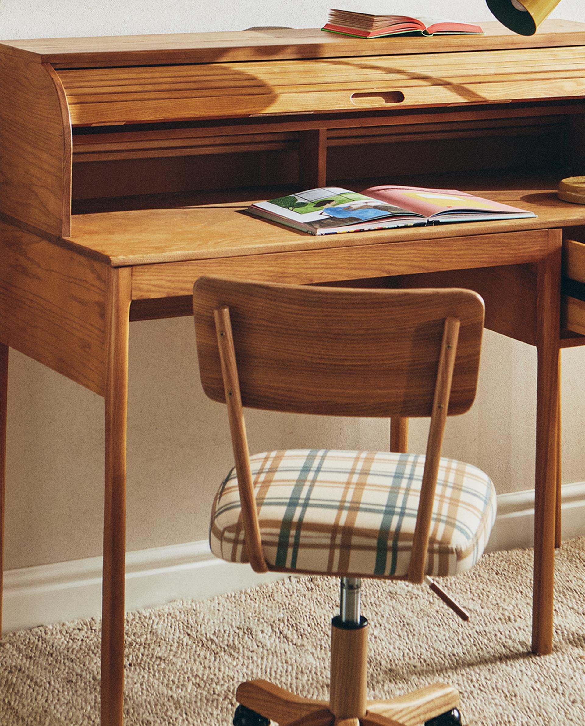 WOODEN DESK