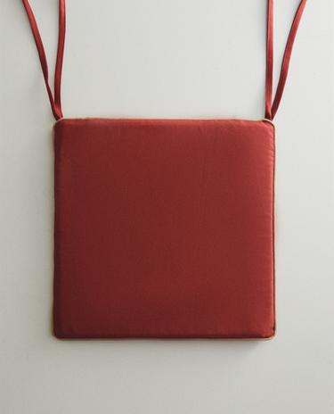 ALMOFADA PARA ASSENTO DE CADEIRA EM CONTRASTE ALMOFADA PARA ASSENTO DE CADEIRA EM CONTRASTE