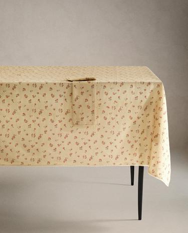 WILDFLOWER TABLECLOTH WITH LACE TRIM WILDFLOWER TABLECLOTH WITH LACE TRIM