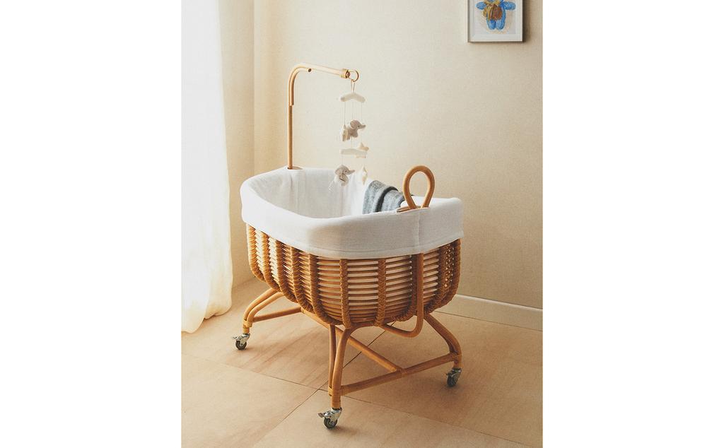 سرير صغير من الخيزران