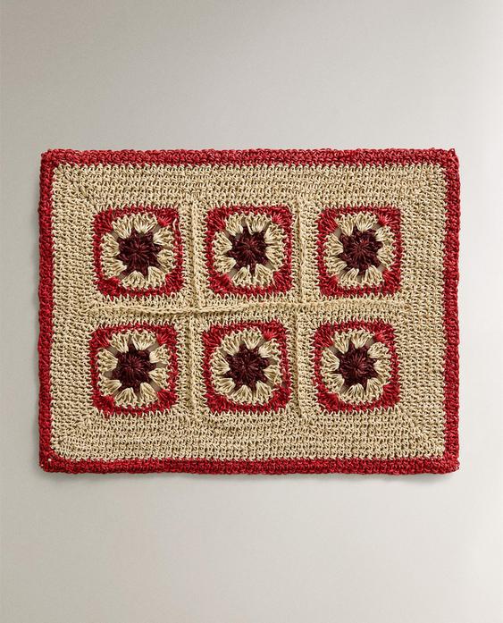 TISCHSET AUS HÄKELEI IN KONTRASTFARBEN