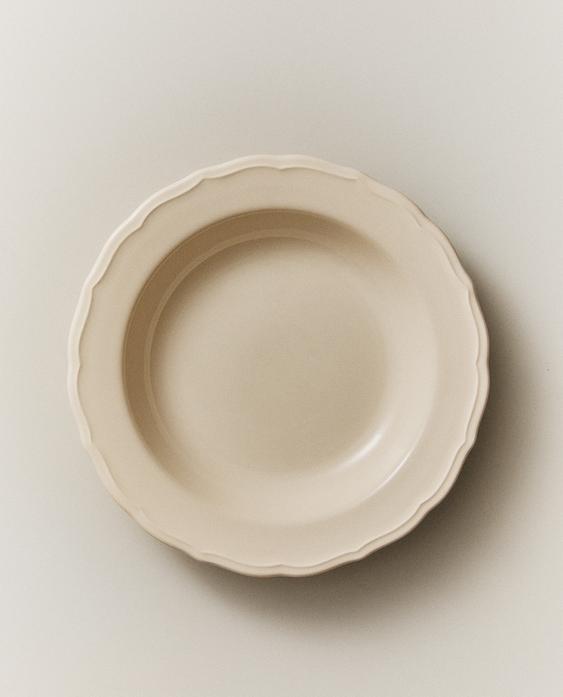 KERAAMINEN KEITTOLAUTANEN KOHOKUVIOIDULLA REUNUKSELLA