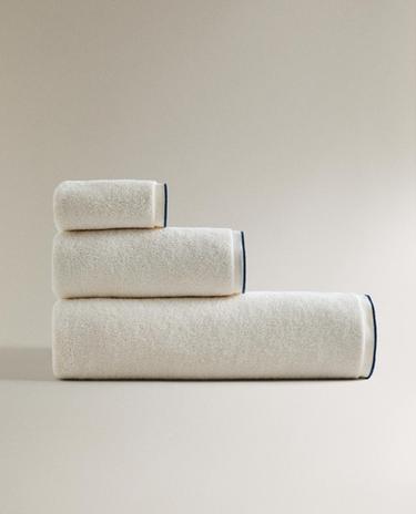 BATH TOWEL WITH COLOURED TOPSTITCHING