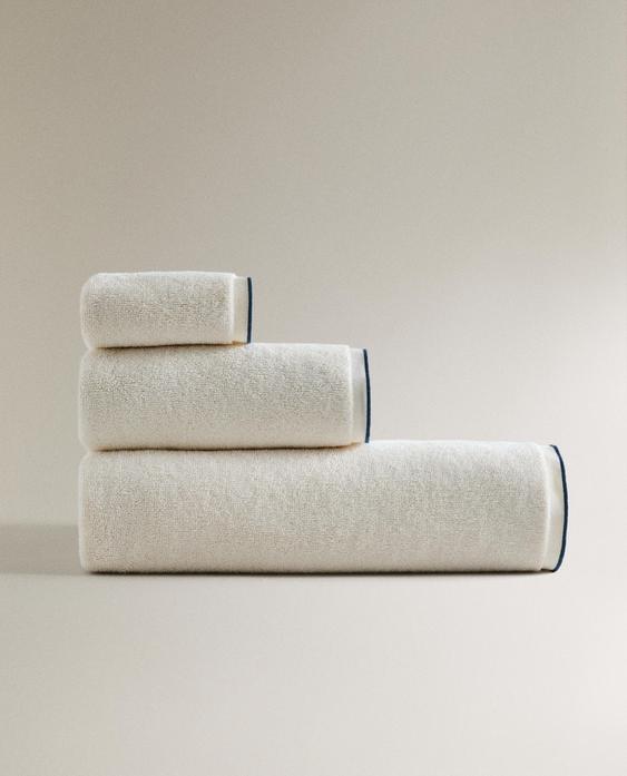 BATH TOWEL WITH COLOURED TOPSTITCHING BATH TOWEL WITH COLOURED TOPSTITCHING