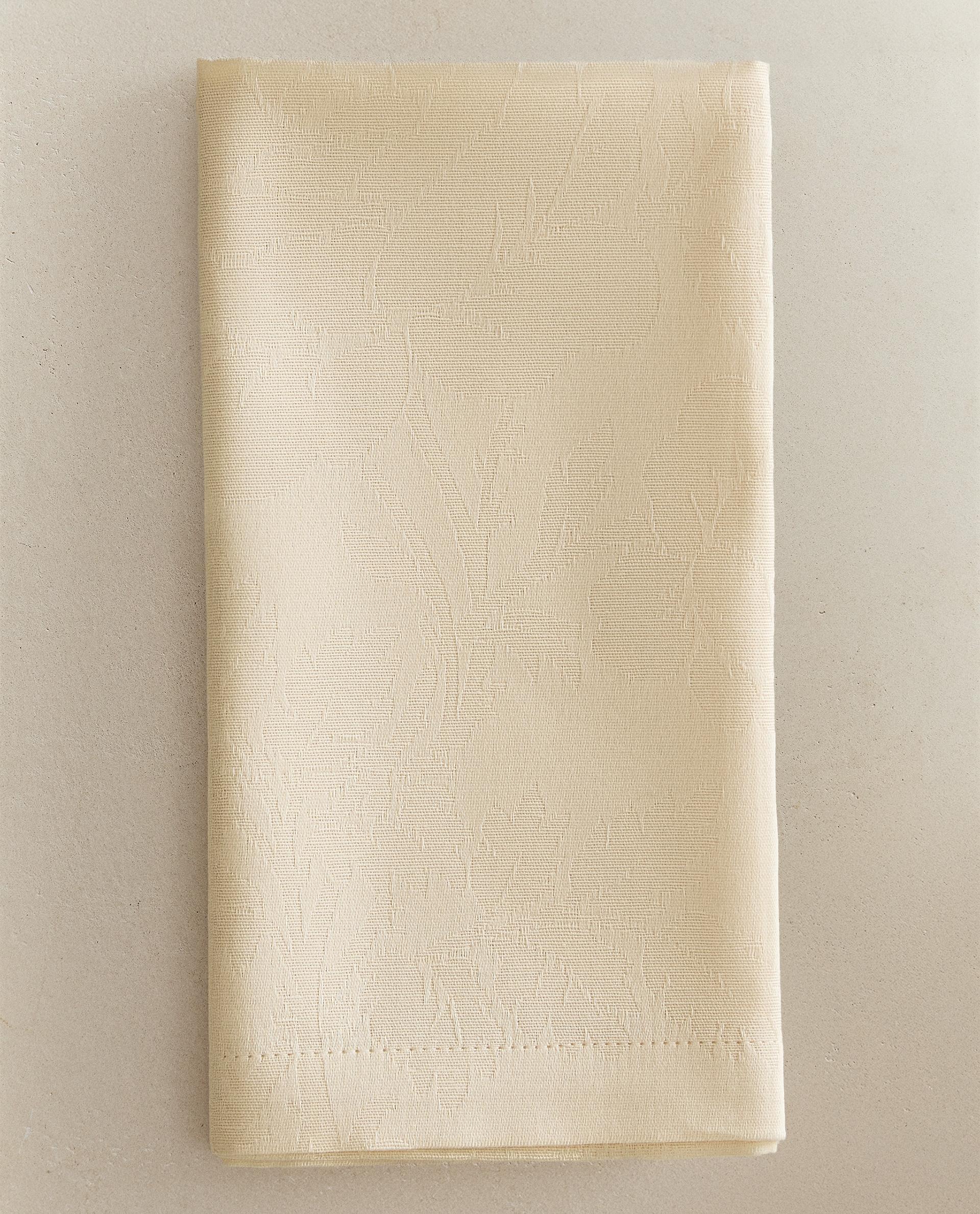 SET OF JACQUARD NAPKINS WITH ROSES (SET OF 2) SET OF JACQUARD NAPKINS WITH ROSES (SET OF 2)