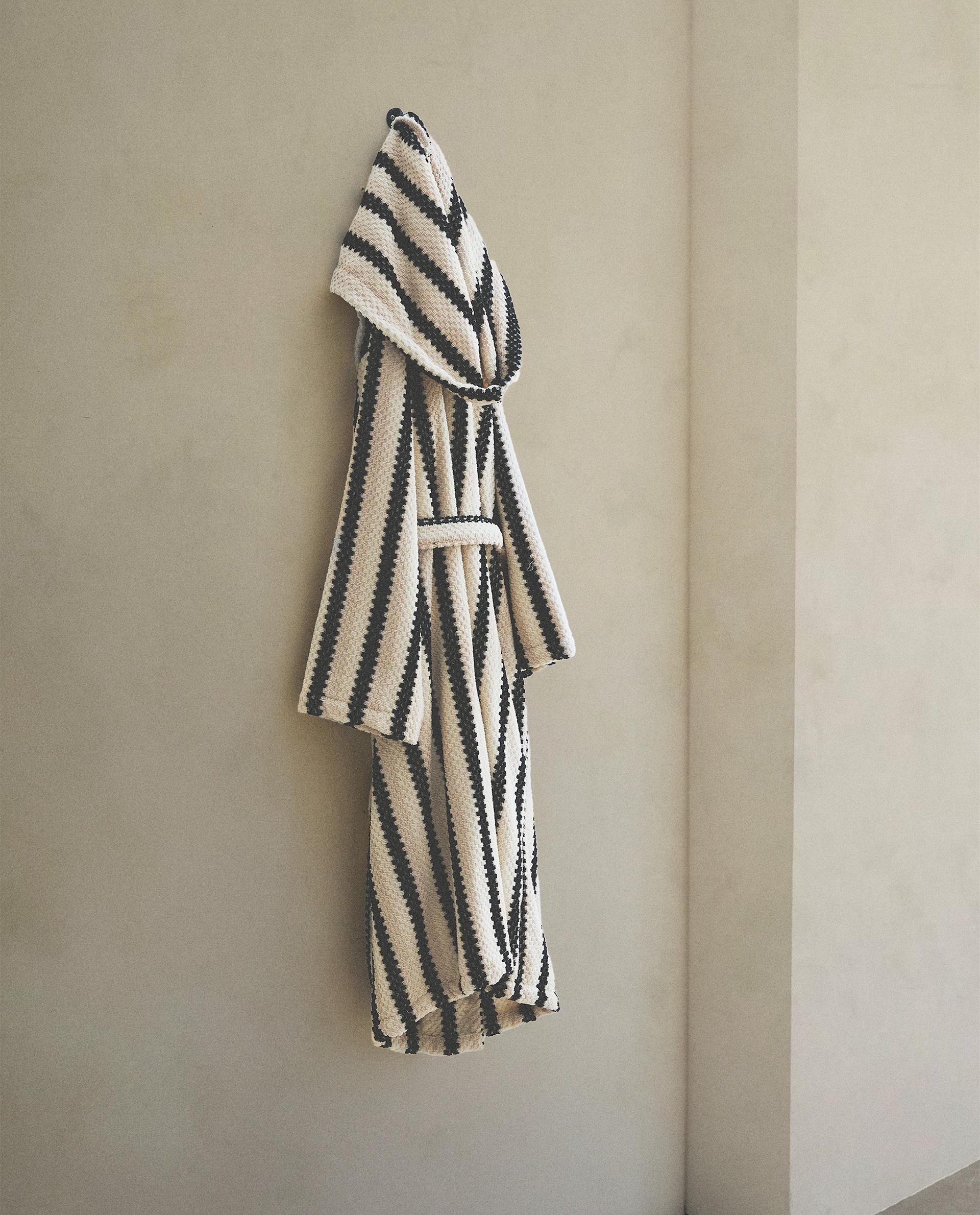 ASローマ　公式バスローブ　新品紙タグ付き 幾何学模様のジャカードバスローブ | Zara Home 日本/Japan