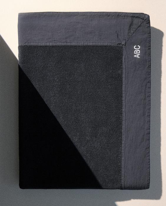 STRANDHANDDOEK MET CONTRASTERENDE STRUCTUREN