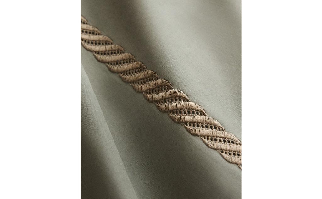 غلاف لحاف ساتان بتطريز زخرفي غلاف لحاف ساتان بتطريز زخرفي