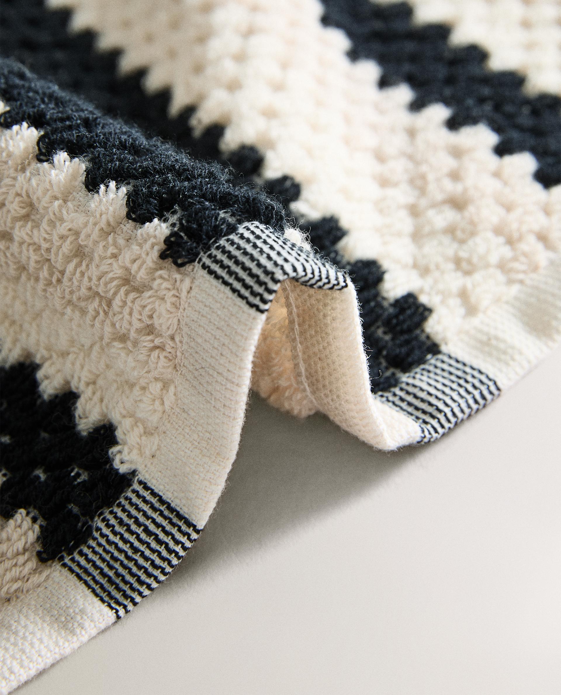 GEOMETRIC JACQUARD BATH TOWEL product thumbnail 5