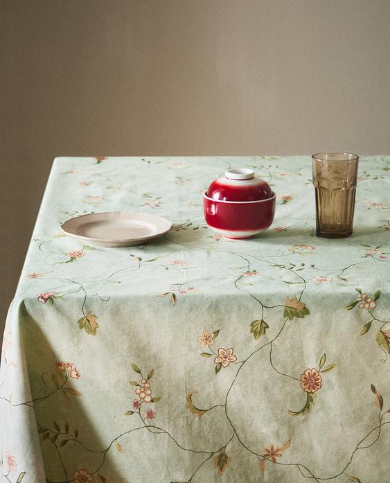 FLORAL PRINT TABLECLOTH WITH LACE TRIM