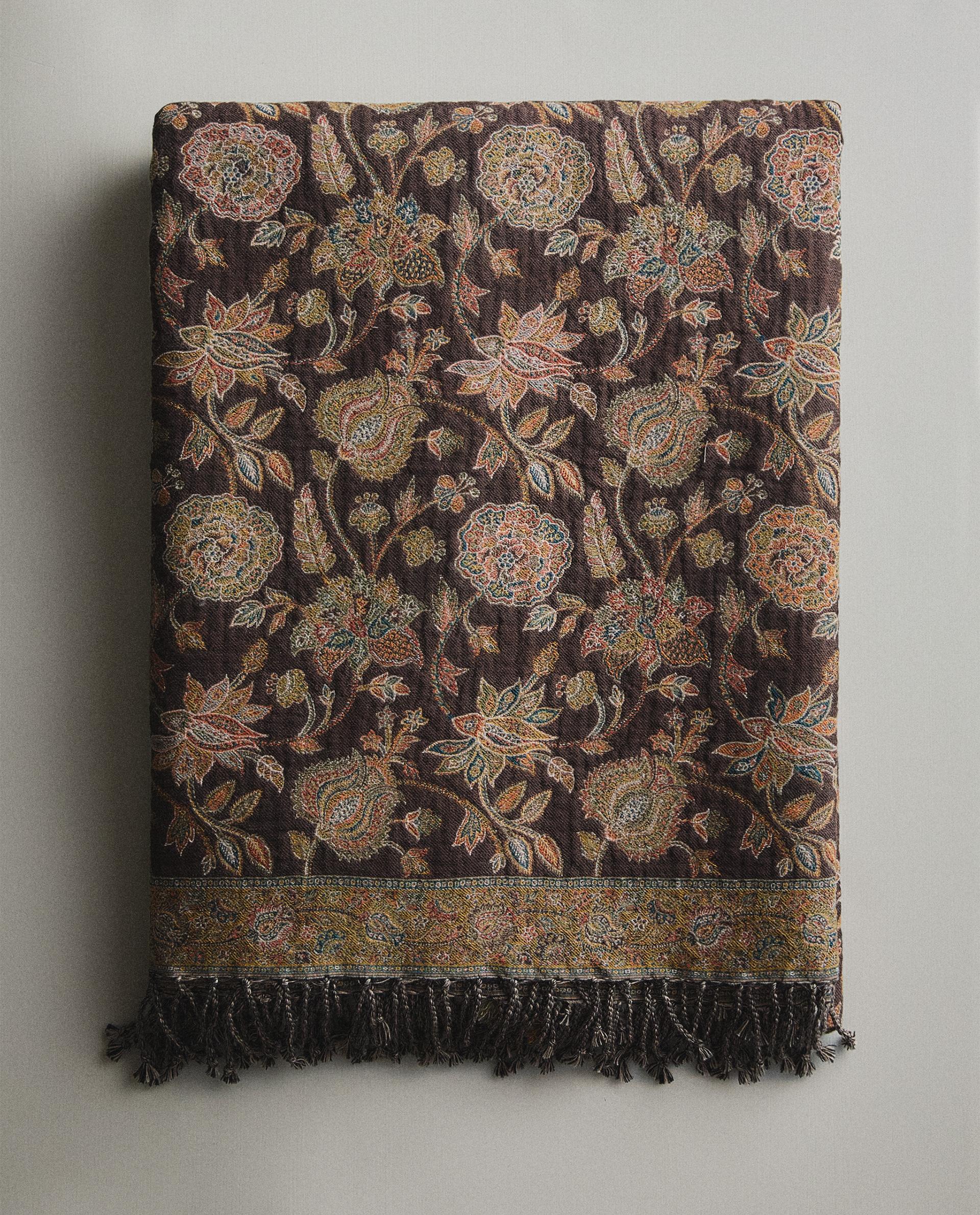 FLORAL JACQUARD THROW FLORAL JACQUARD THROW