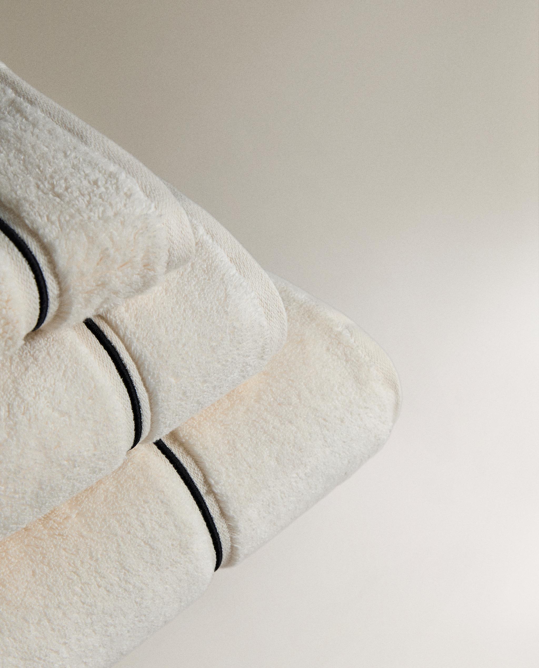 EMBROIDERED TRIM BATH TOWEL product thumbnail 3