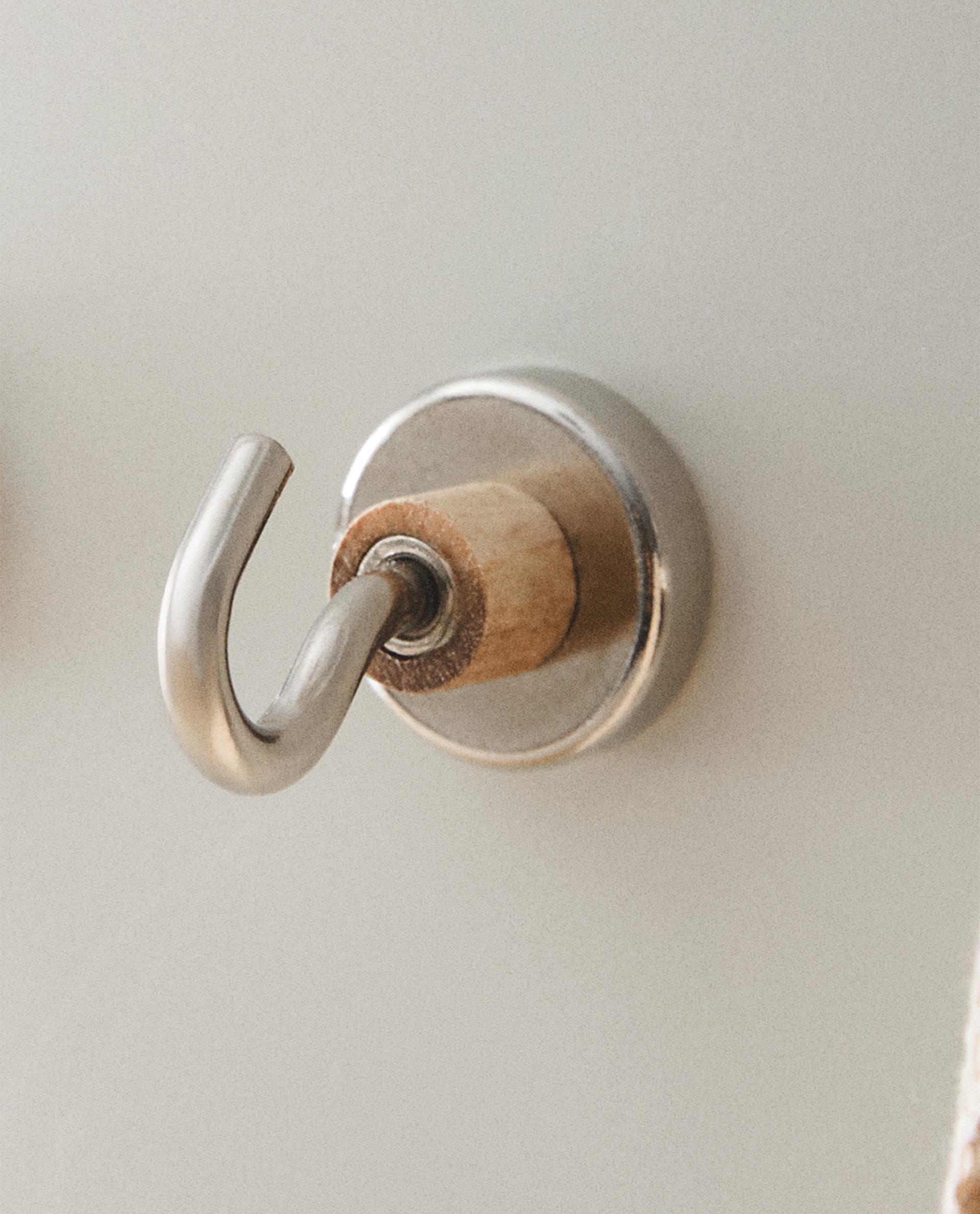 3-PACK OF MAGNETIC HOOKS