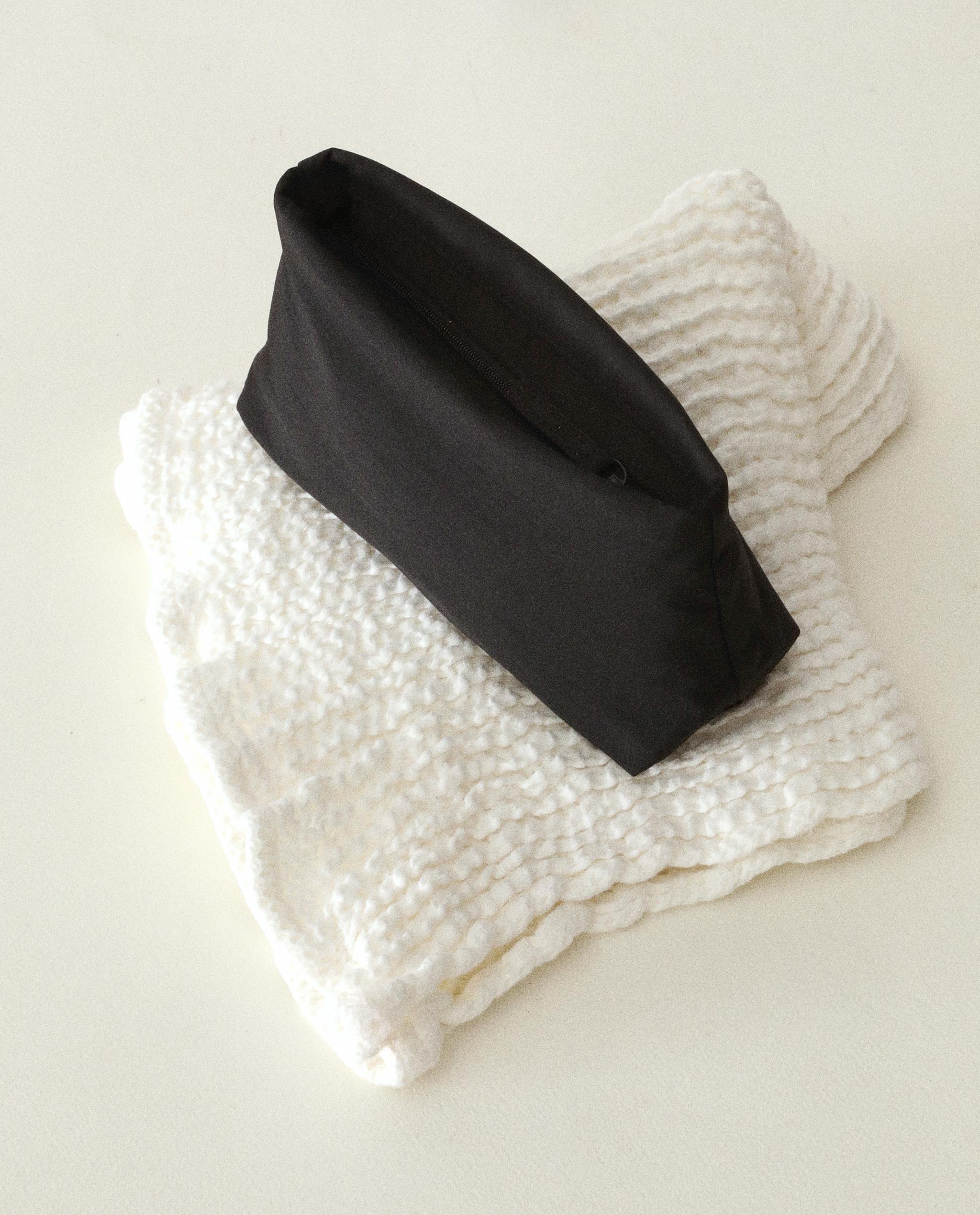 MEDIUM TECHNICAL FABRIC WASH BAG product thumbnail 7