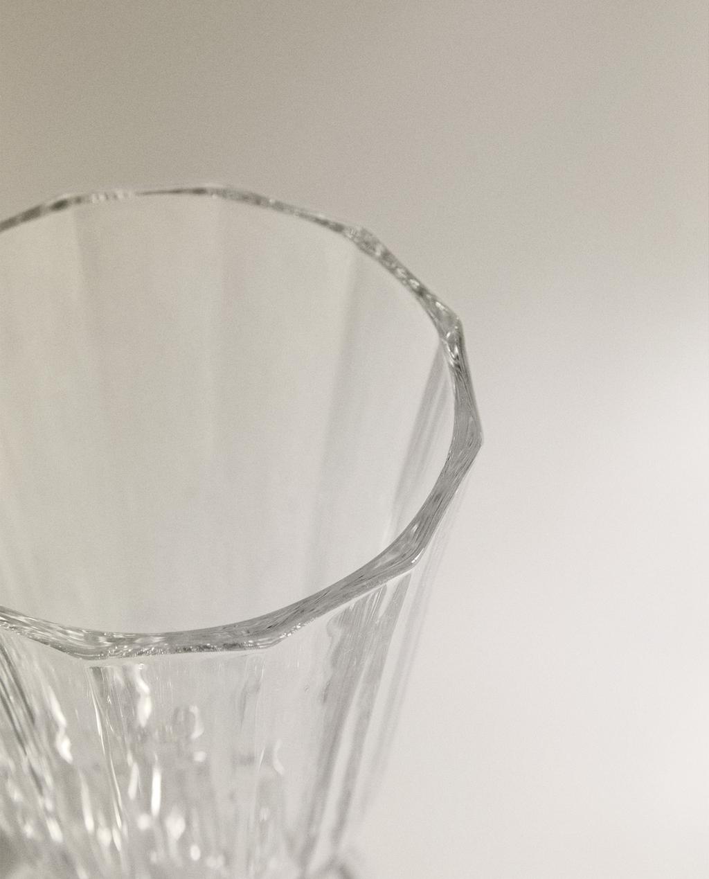 RAISED FACETED WINE GLASS