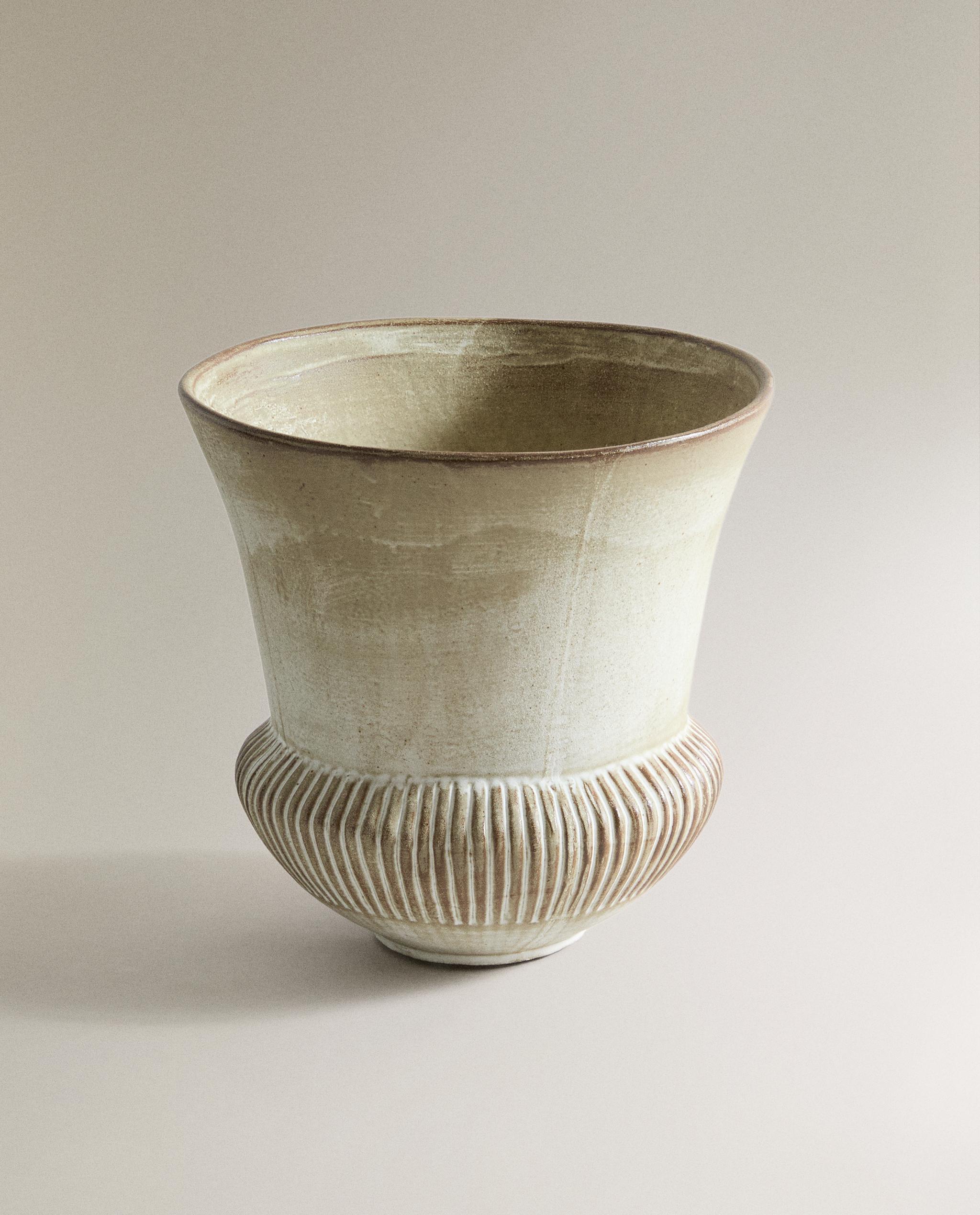 DECORATIVE CERAMIC VASE