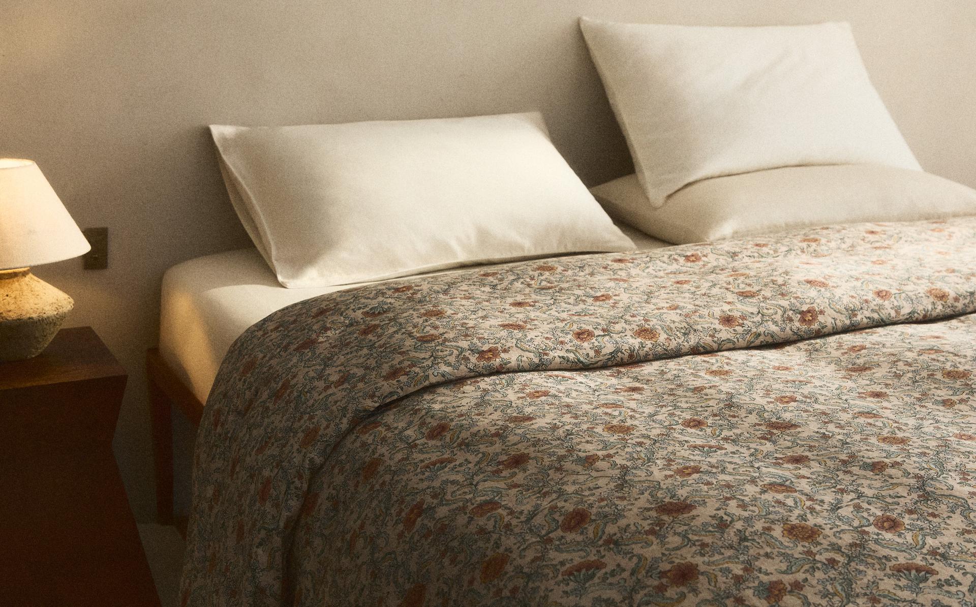 ZIEDU APDRUKU SATĪNA SEGAS PĀRVALKS (300 PAVEDIENI) ZIEDU APDRUKU SATĪNA SEGAS PĀRVALKS (300 PAVEDIENI)