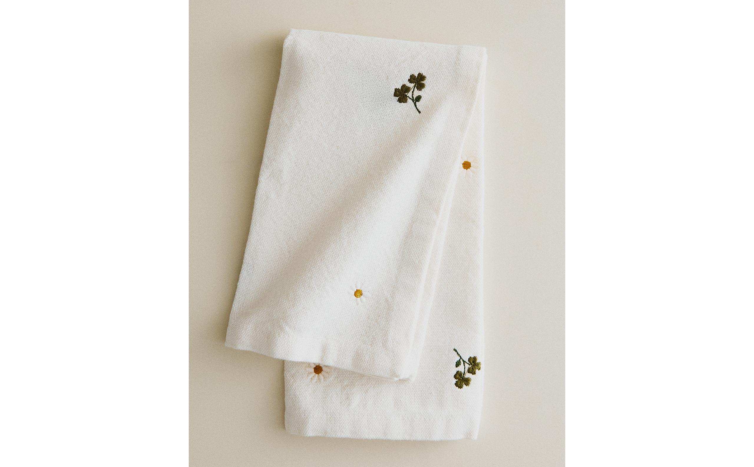 PACK OF EMBROIDERED CLOVER AND DAISY NAPKINS (PACK OF 2) product thumbnail 3