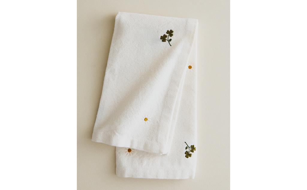 PACK OF EMBROIDERED CLOVER AND DAISY NAPKINS (PACK OF 2) PACK OF EMBROIDERED CLOVER AND DAISY NAPKINS (PACK OF 2)