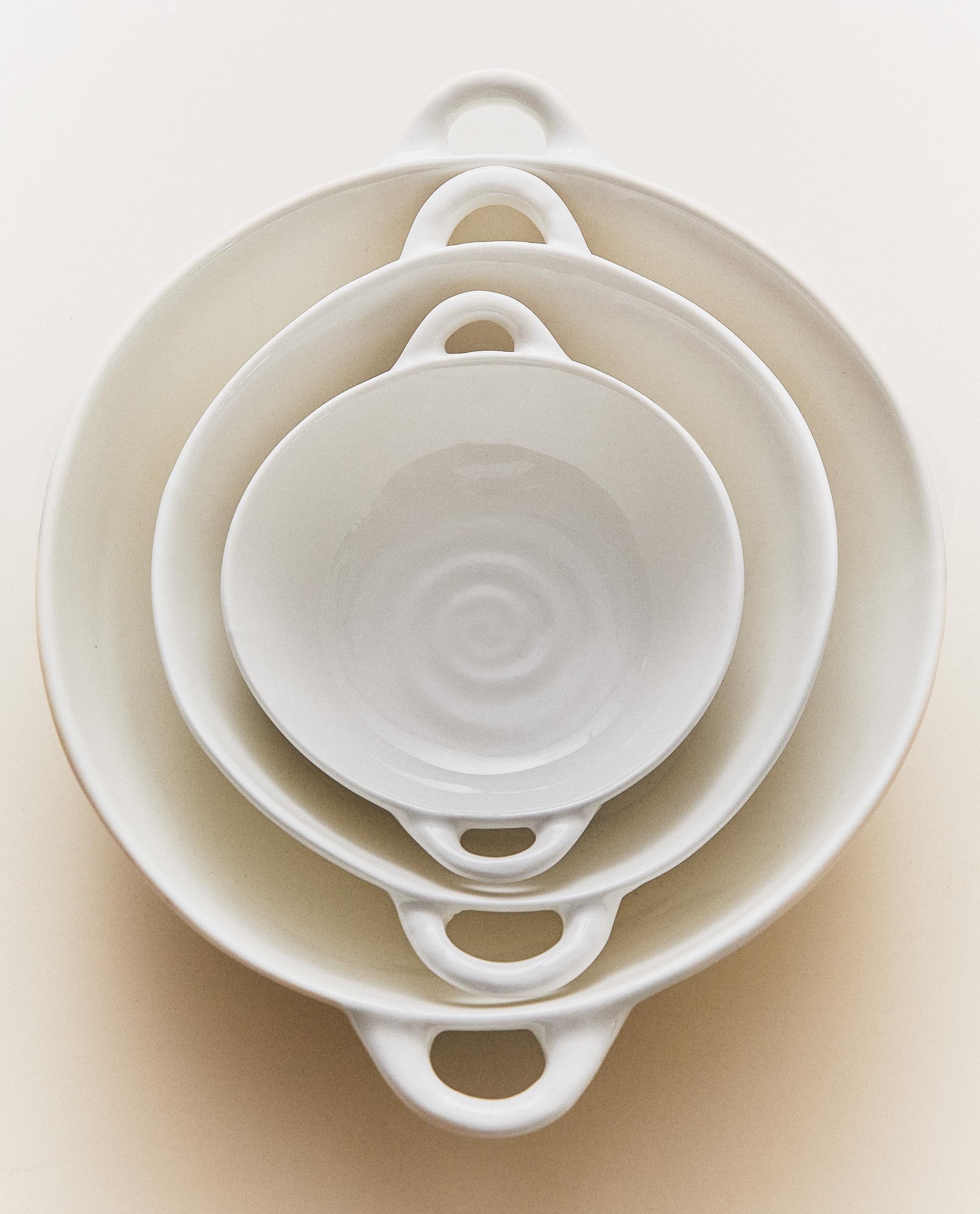 PORCELAIN SALAD BOWL WITH HANDLES