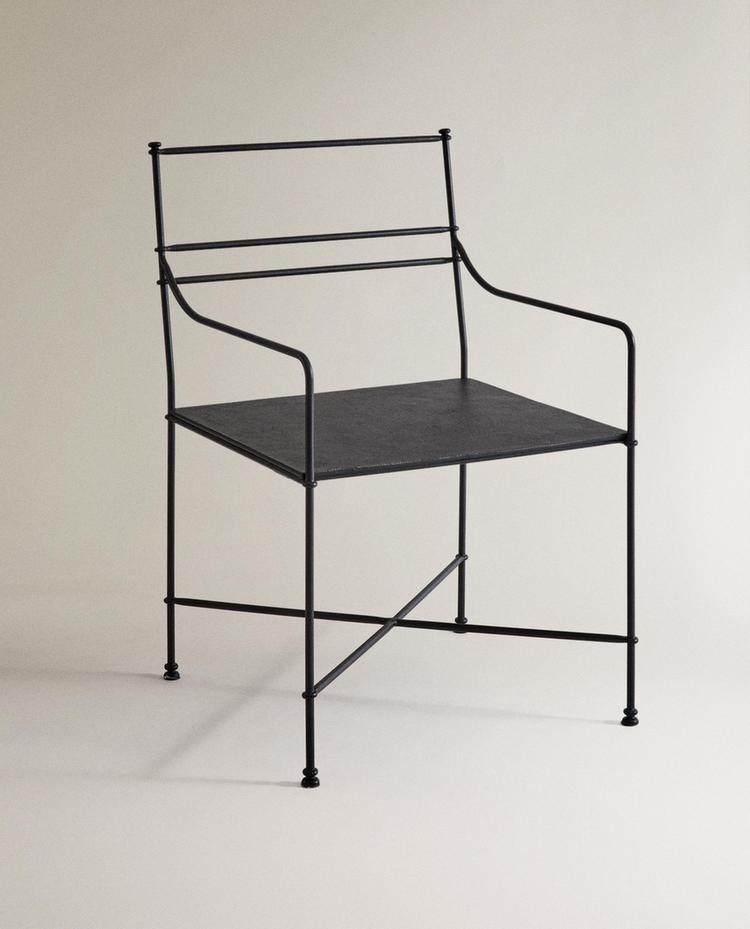 GESMEDE METALEN FAUTEUIL MET ARMLEUNINGEN