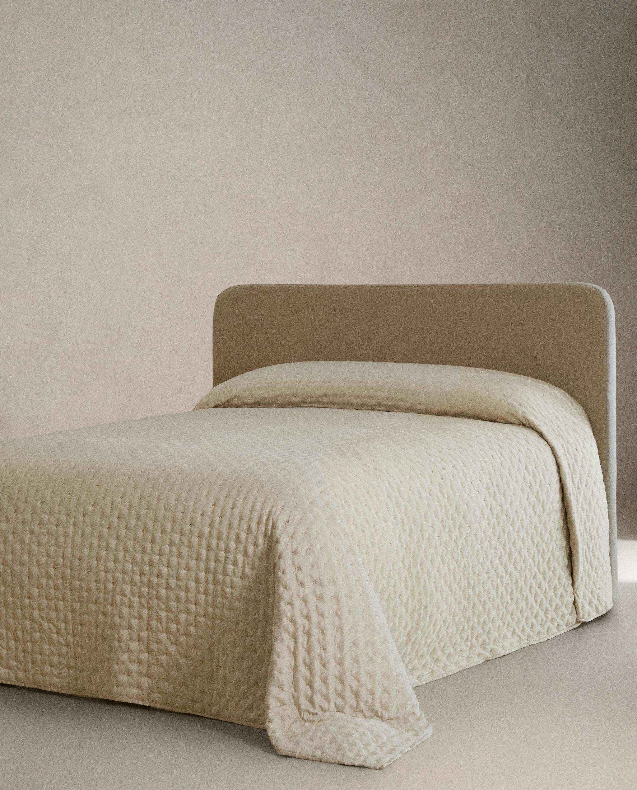 PLAIN QUILTED BEDSPREAD WITH KNOTS product thumbnail 9