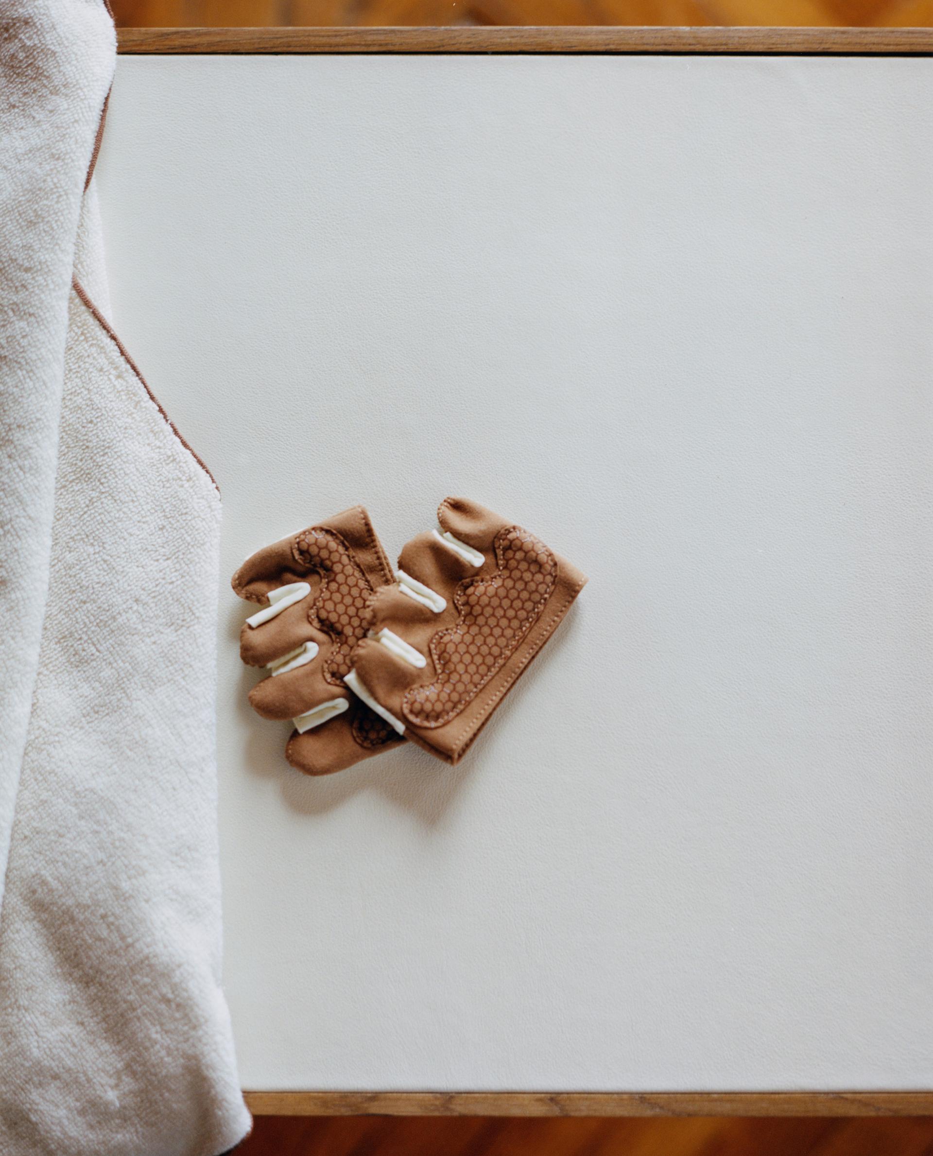 PACK OF GYM GLOVES (PACK OF 2) product thumbnail 9