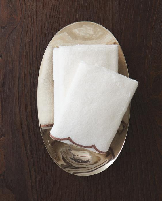 PACK OF HAND TOWELS WITH SCALLOPED DETAIL (PACK OF 3) PACK OF HAND TOWELS WITH SCALLOPED DETAIL (PACK OF 3)