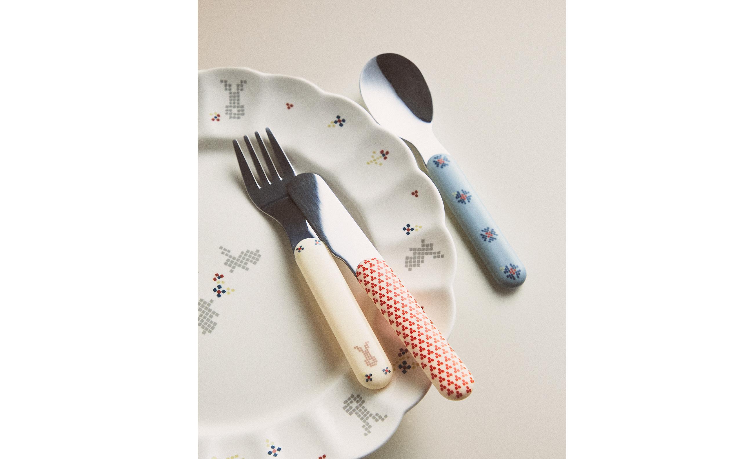 CHILDREN'S CUTLERY SET WITH RABBITS product thumbnail 2