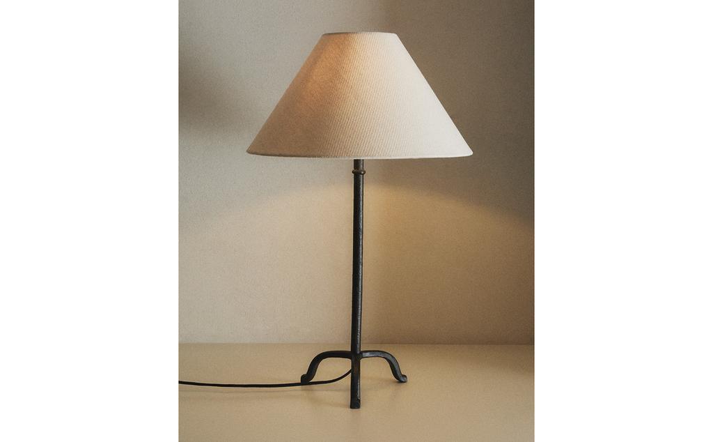 مصباح طاولة بقاعدة ثلاثية القوائم مصباح طاولة بقاعدة ثلاثية القوائم